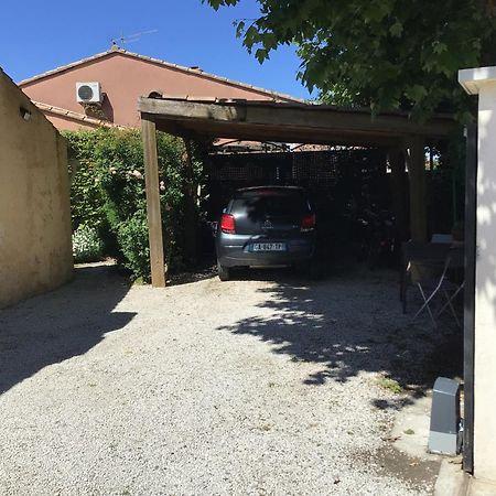 Une Chambre En Ville LʼIsle-sur-la-Sorgue Exterior foto