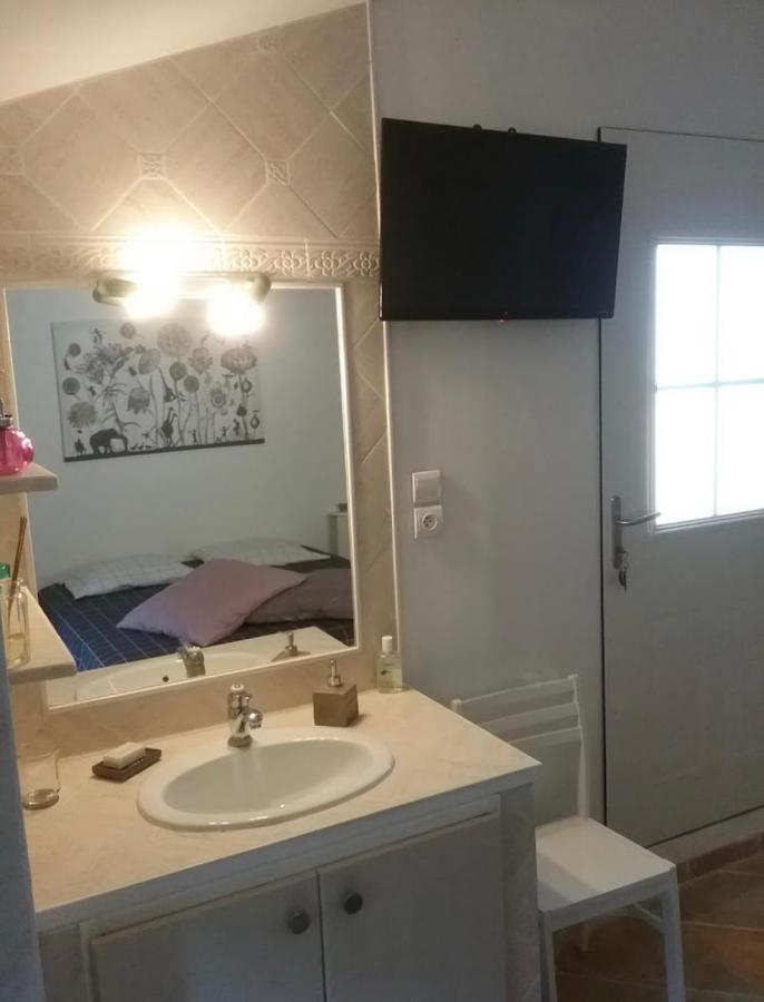 Une Chambre En Ville LʼIsle-sur-la-Sorgue Exterior foto