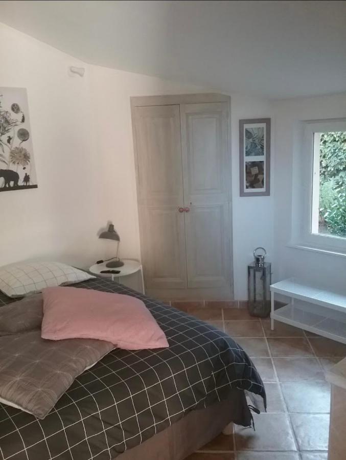 Une Chambre En Ville LʼIsle-sur-la-Sorgue Exterior foto